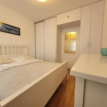 Jantar Z Ogrodkiem Apartmán *